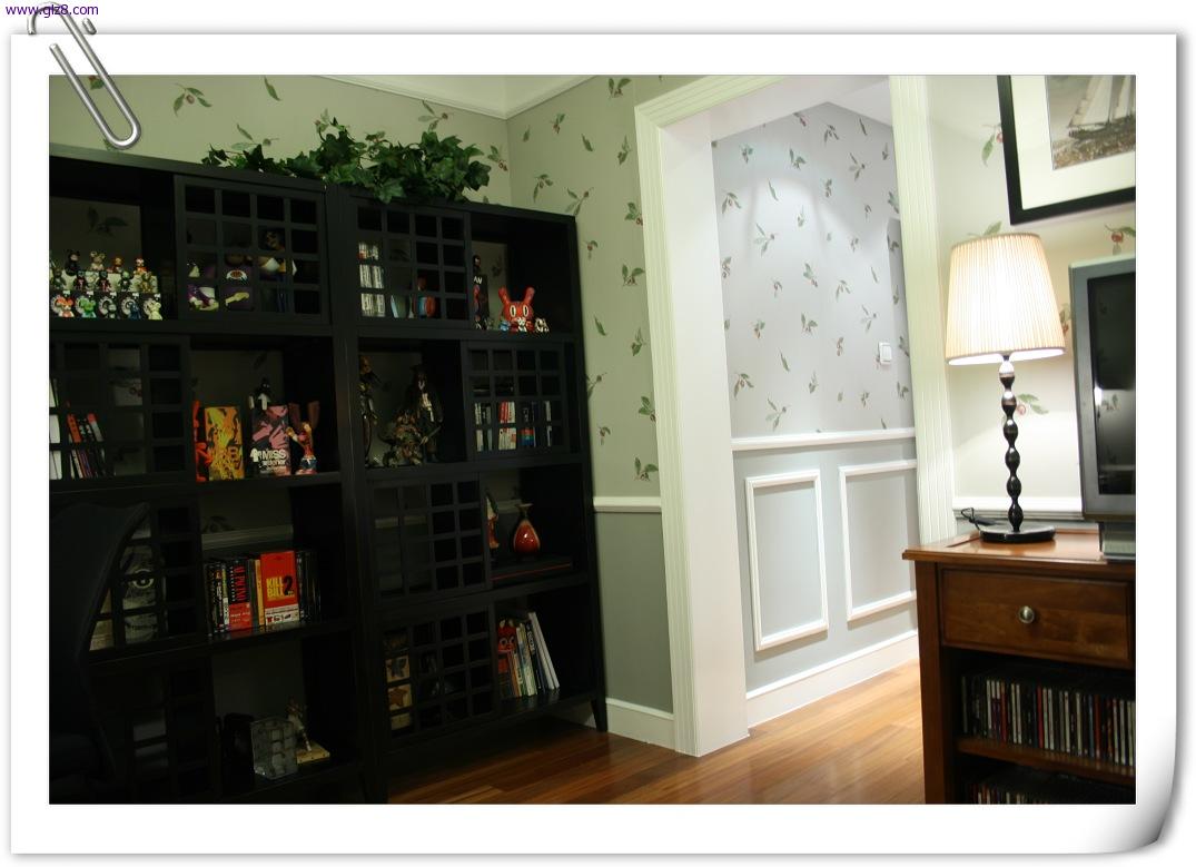 小房间的书架.jpg