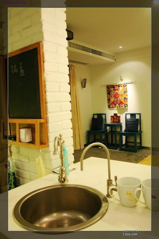 给简餐台的水盆一个特写，用了茶饮型直饮水装置，很方便。.jpg