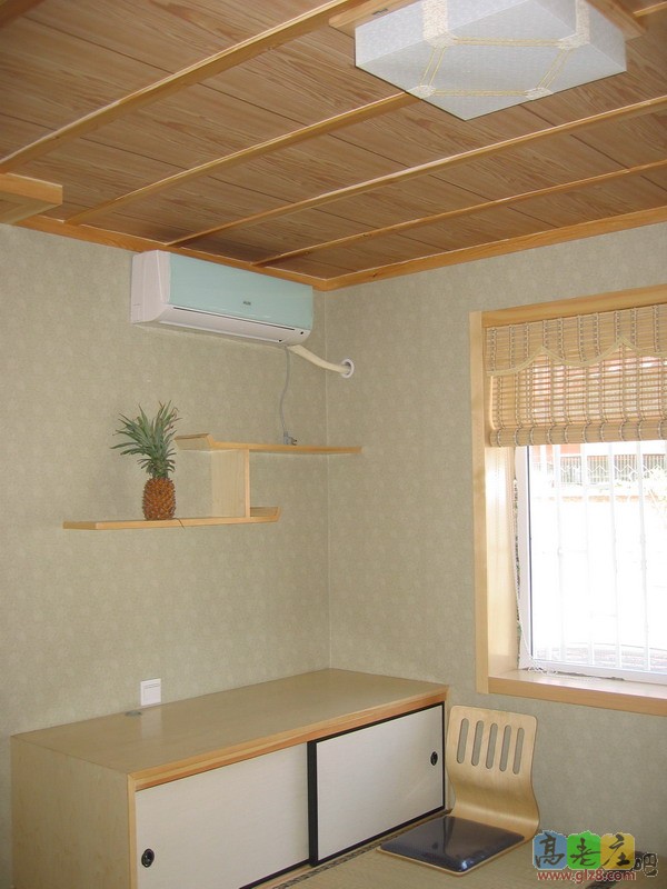 进门窗边矮柜当电脑桌用