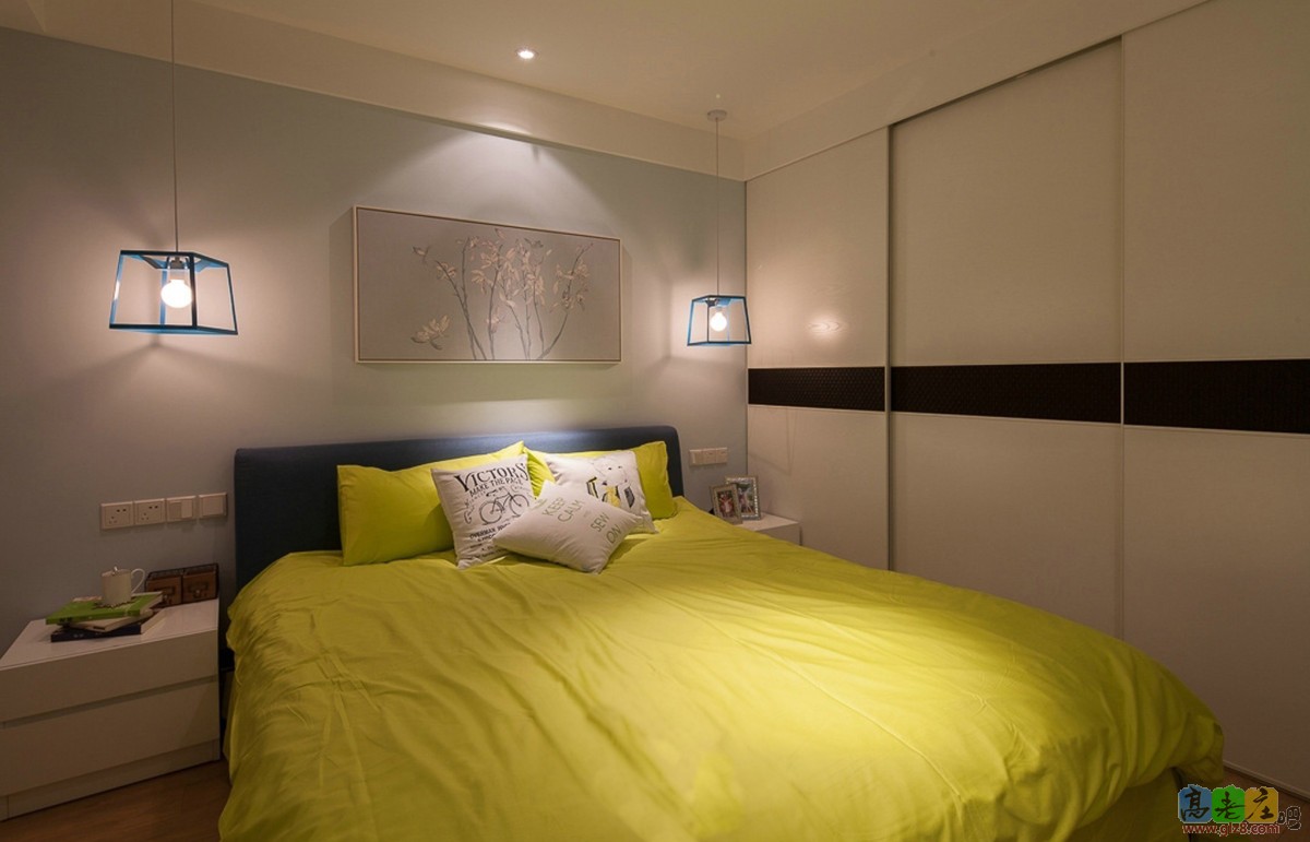 纯色系同样能装点出小清新的卧室。.jpg