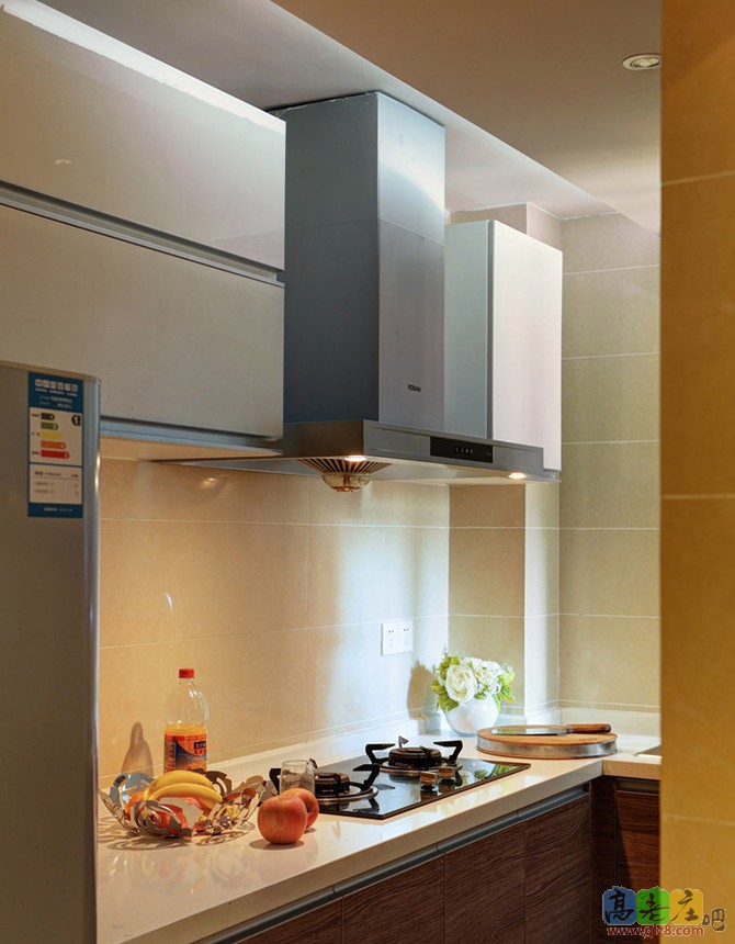 厨房空间的布局亦是简洁有力，宽敞的橱柜台面，上方的油烟机和碗柜，收纳空间充足。.jpg