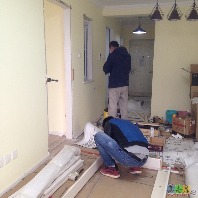 芬享木门的两位安装师傅