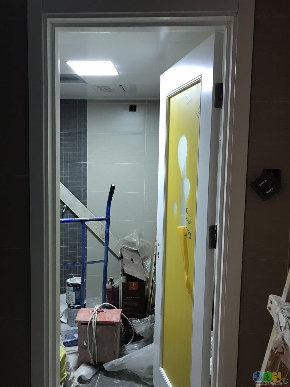 卫生间门的黄色玻璃膜