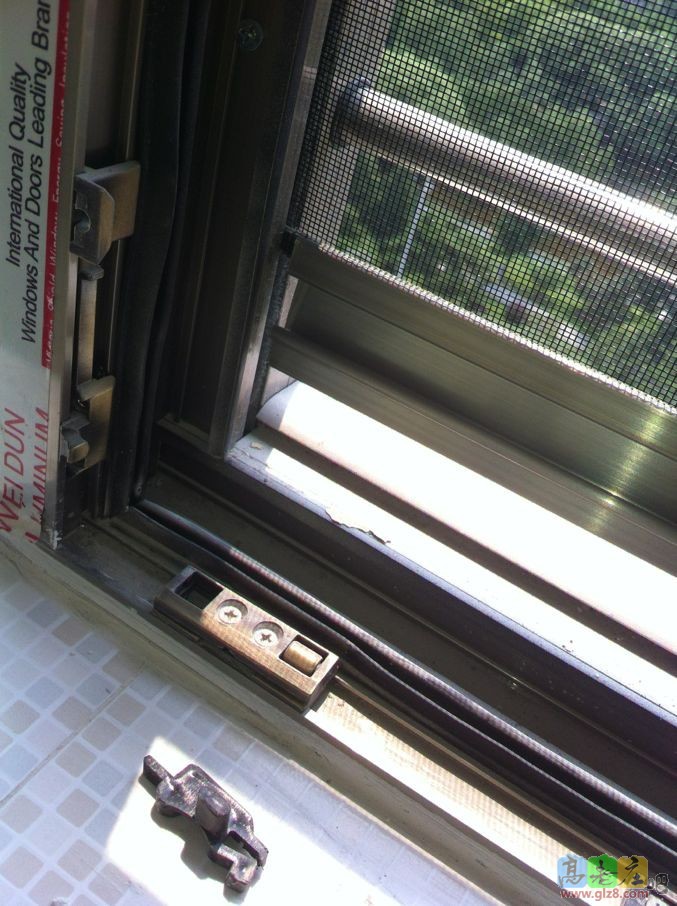 纱窗左边卡子掉了