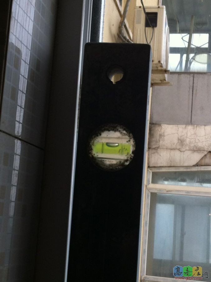 借用水平仪我家的墙是垂直的，对比窗就歪了