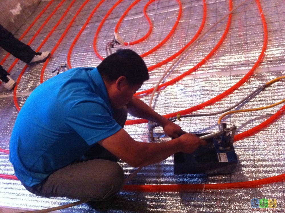 地暖徐师傅在打压测试