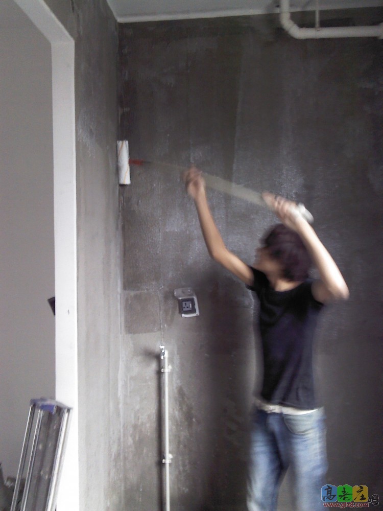 在厨房墙面刷墙锢