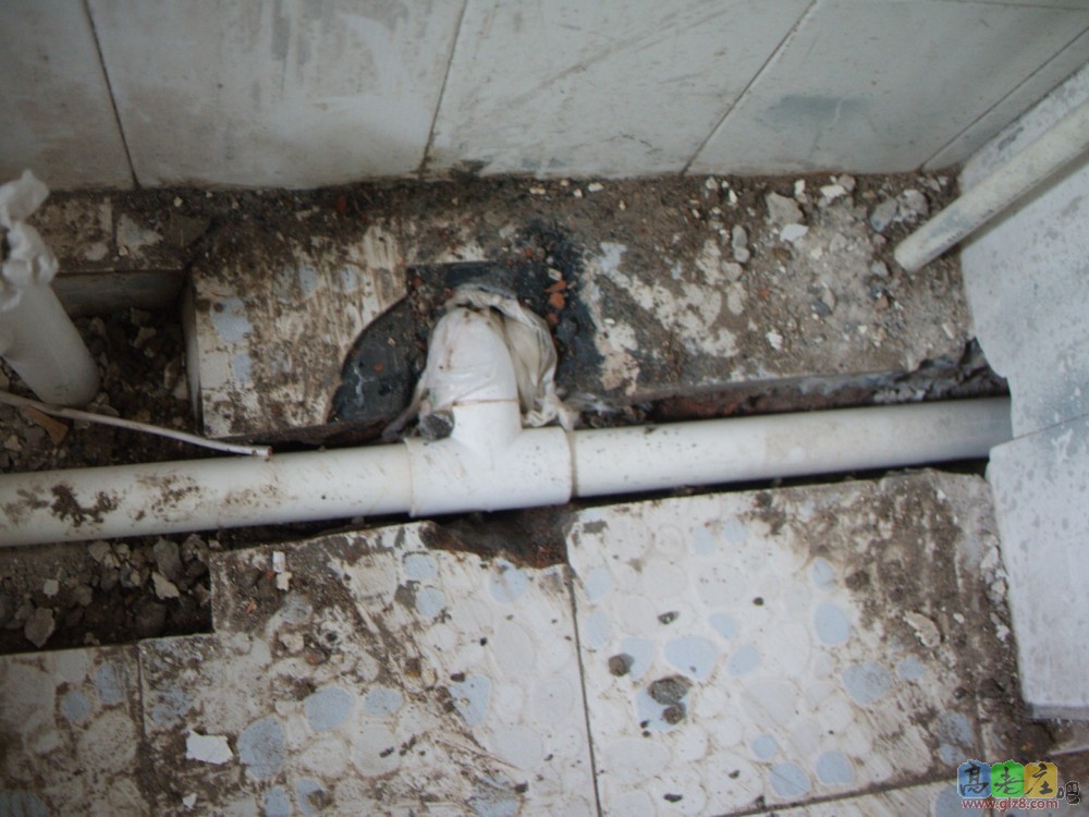 这是下水排水的地方，就往那一放，然后拿塑料袋塞了一下