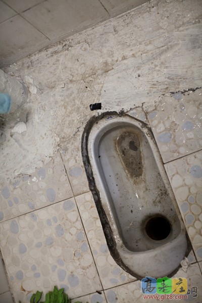 贴黑色胶布下方就是开的槽，和蹲坑的后部是挨着的。