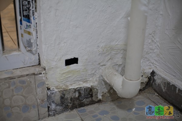 黑色胶布附近就是漏水的地方