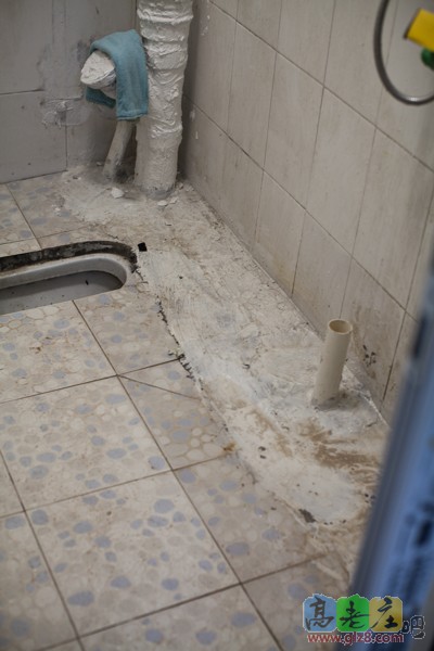 地上白色的是我填完下水管开的槽后刷的防水
