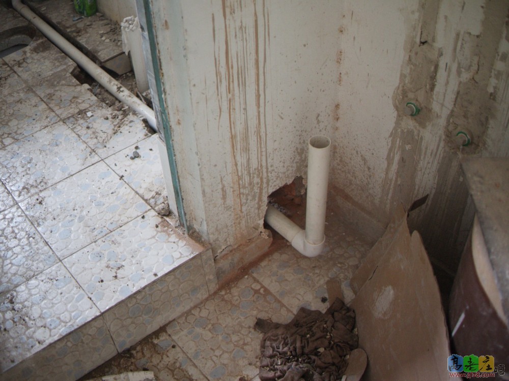 这是另外一侧的下水口，从这块的墙里往外冒水