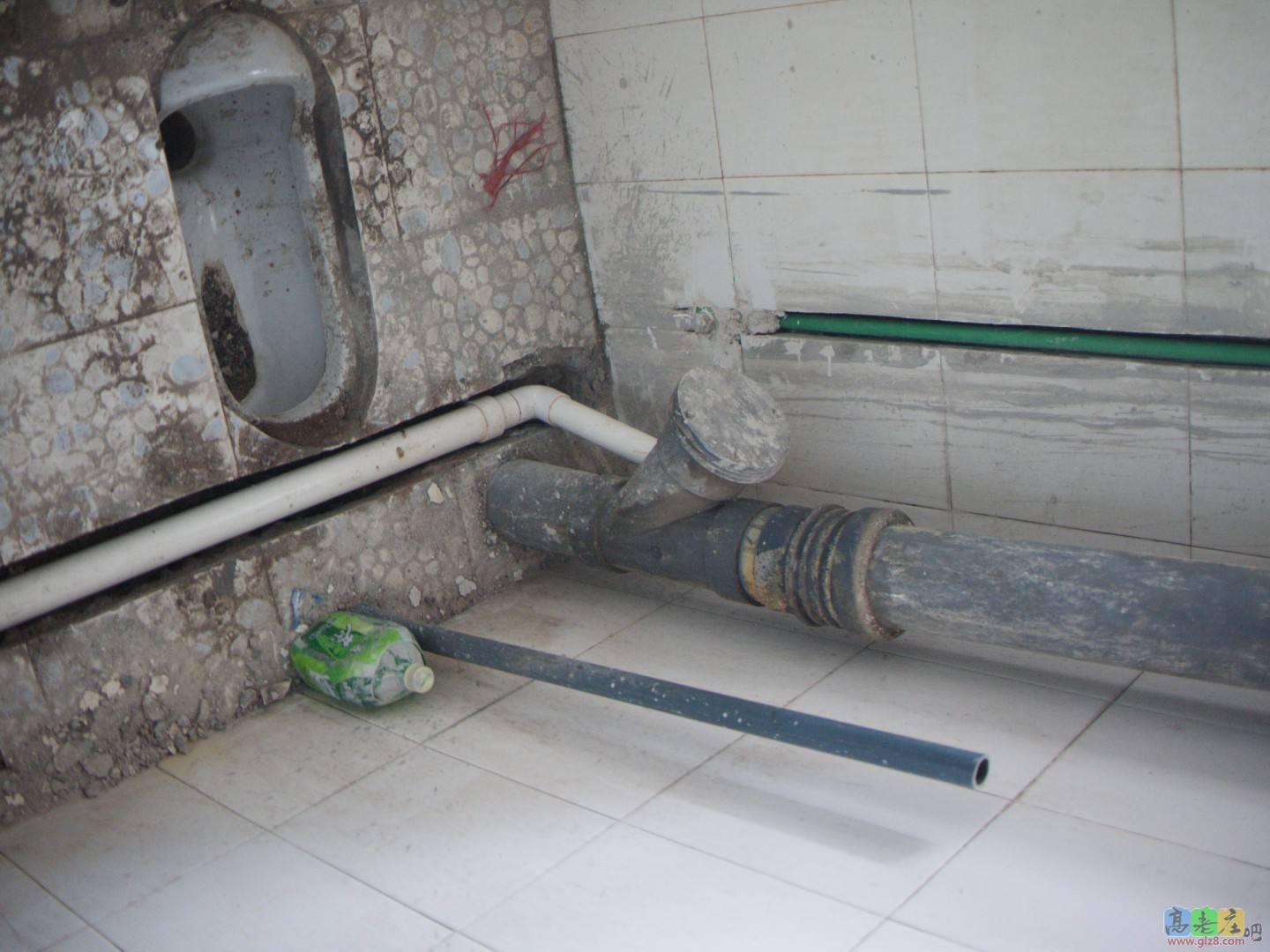 下水管离蹲坑内侧很近