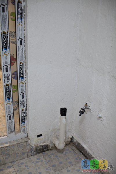 漏水以后附近的墙都发黄了