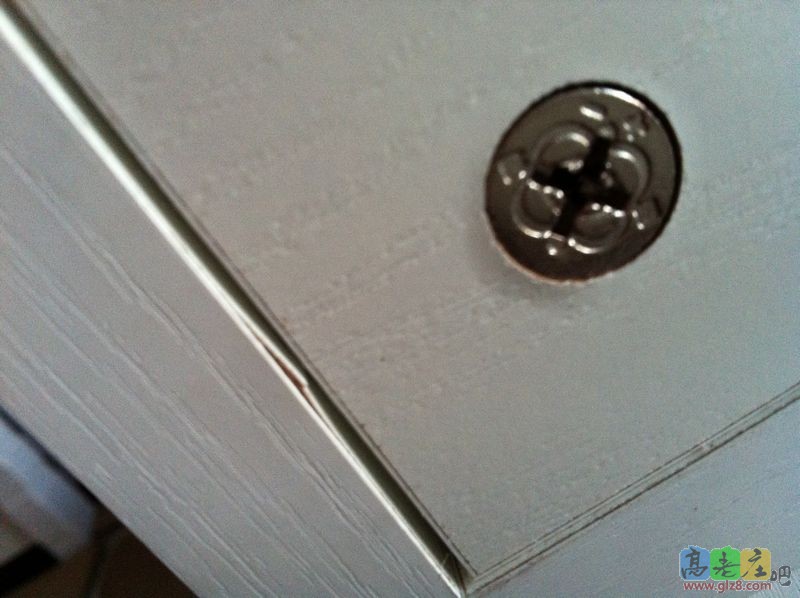 这是第三次来的六斗柜短3MM的后背板所致
