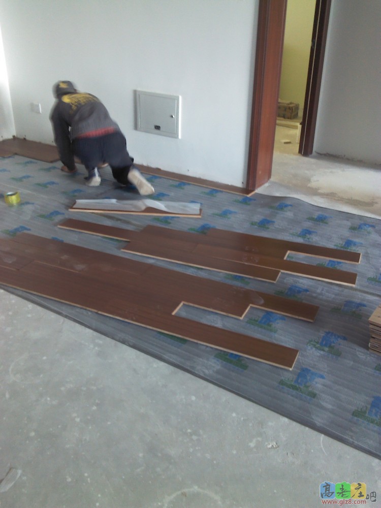 铺圣象地板及踢脚线 (1).jpg