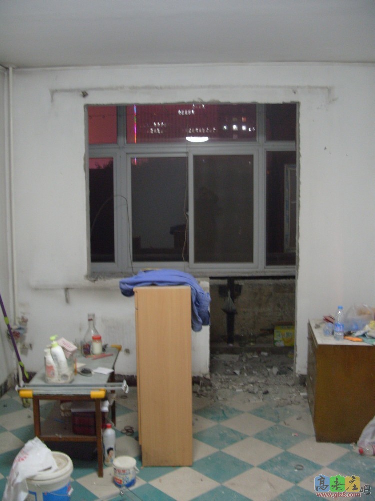 大卧室还算整洁，估计明天就铲墙皮铲腻子了