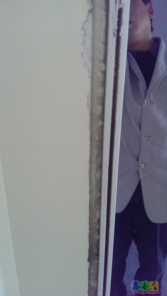 新工艺，用发泡胶将门框固定在门洞