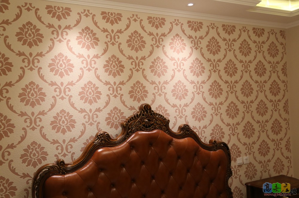 卧室檀香山大床及硅藻泥背景墙