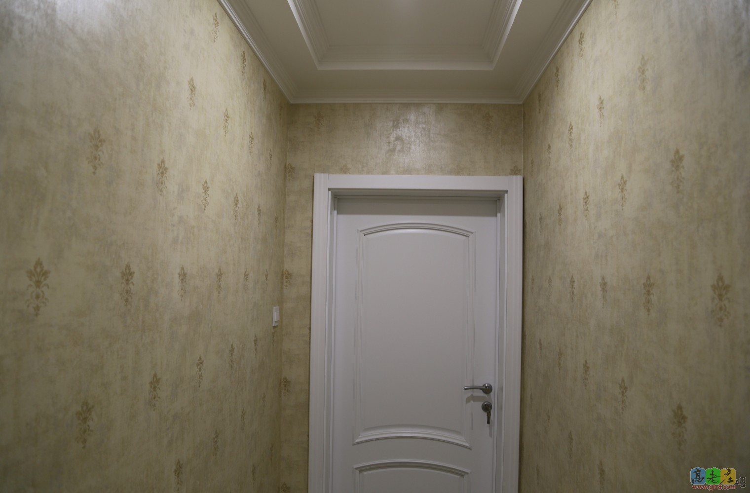 走廊、圣经羊皮卷做旧壁纸、华鹤木门