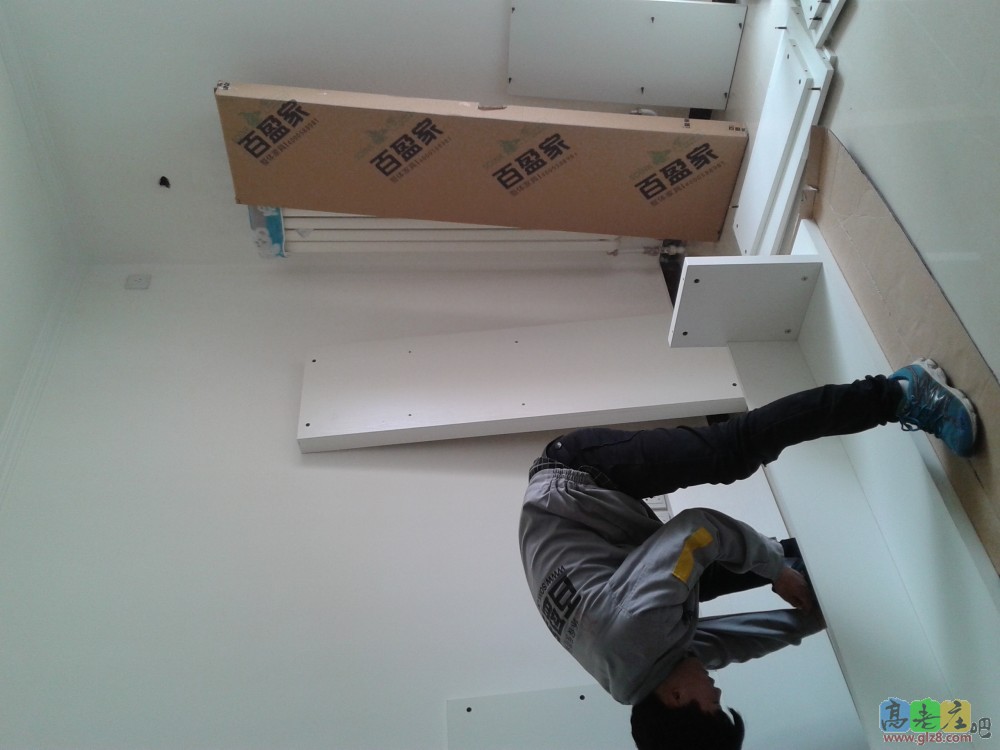 工人师傅在组装