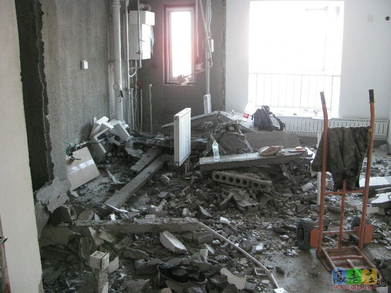 厨房和客厅的墙完成拆除.JPG