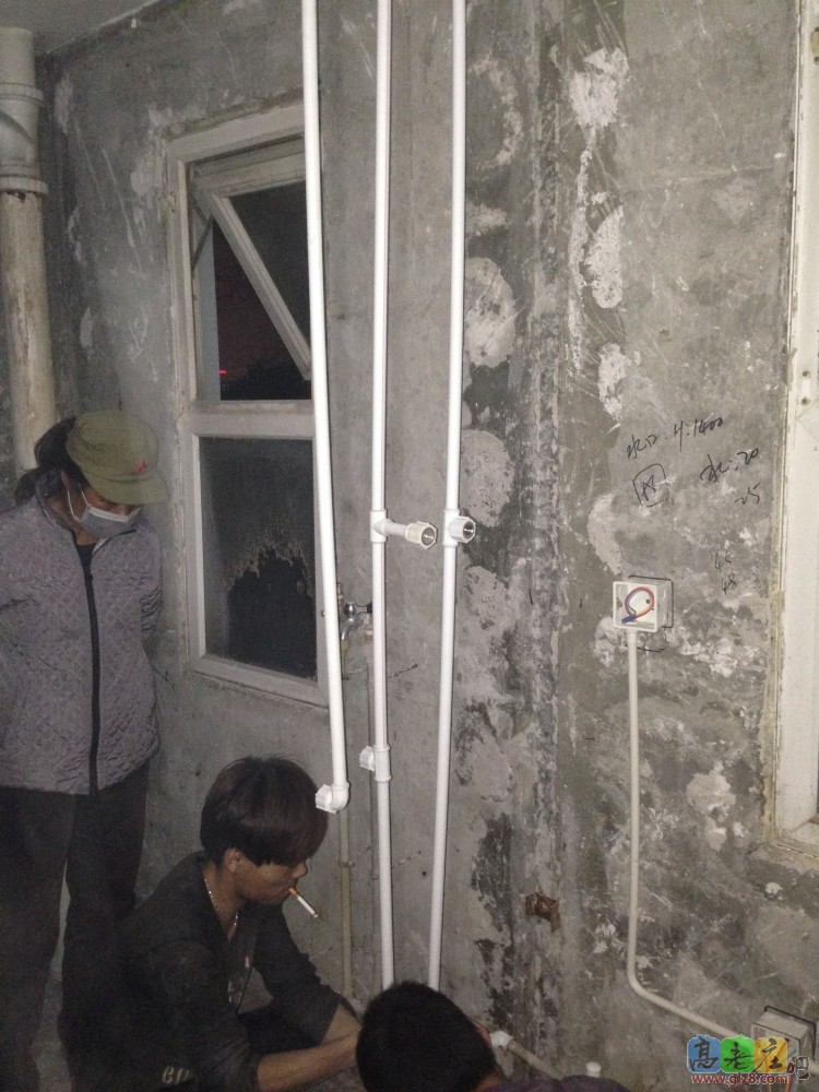 这个位置就是被拆掉的厨卫隔断墙，原本应该走暗管现在也都成明管了........小董师傅很给力，和张工长联系了明确了墙的厚度，帮我在燃气热