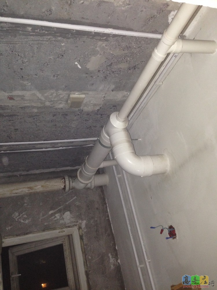 看房顶上的水管，白色的金德管，不知道真假，张工长说他们的管子和线绝对保真。