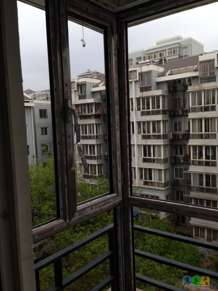 还没有上玻璃，安装这天外面还有些风，辛苦三位师傅了