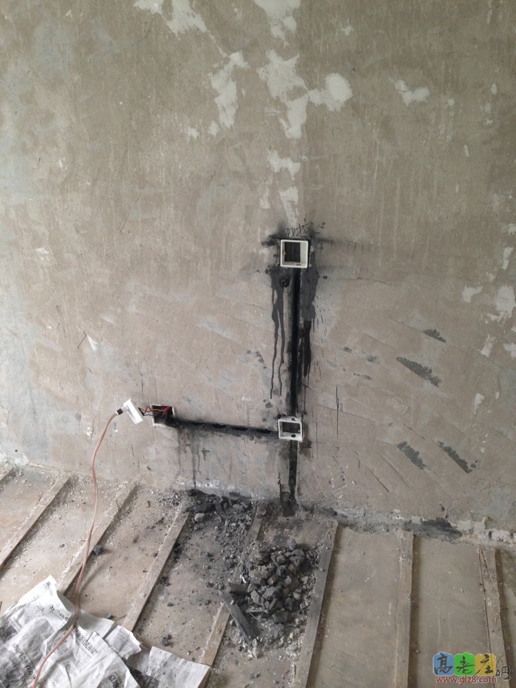 次卧加的电源还有床头的双控，以后老人带小孩，省的冬天躺床上再出来挨冻关灯