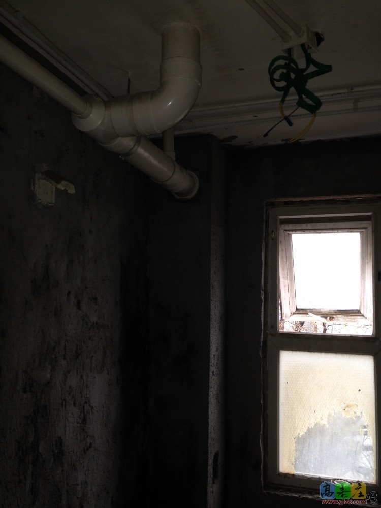 因为港典的窗户有制作周期，为了不耽误工期只好现在先不贴窗户周围的瓷砖