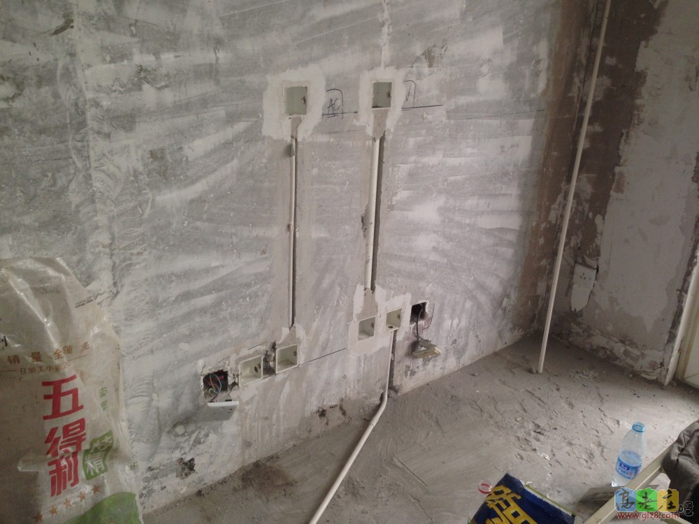 客厅放电视的墙上，多留了几个。