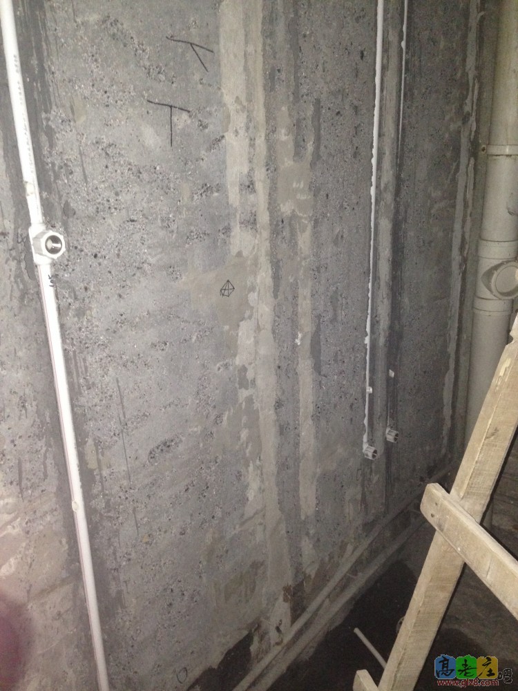 暗管，卫生间不大，管子也都离得挺近的........