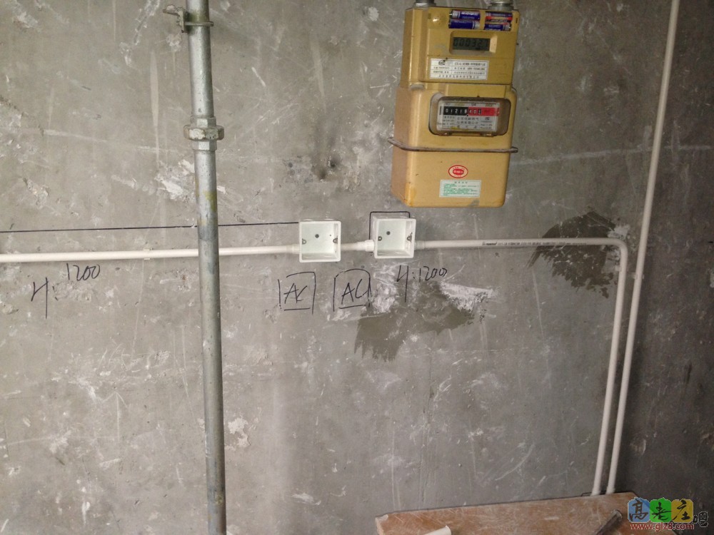 厨房留的台面上的备用电源，橱柜设计师留了4个。其他的有两个水槽下的小厨宝+净水，燃气热水器的一个，油烟机的一个，还有一个在灶台下面，留给烤箱的。