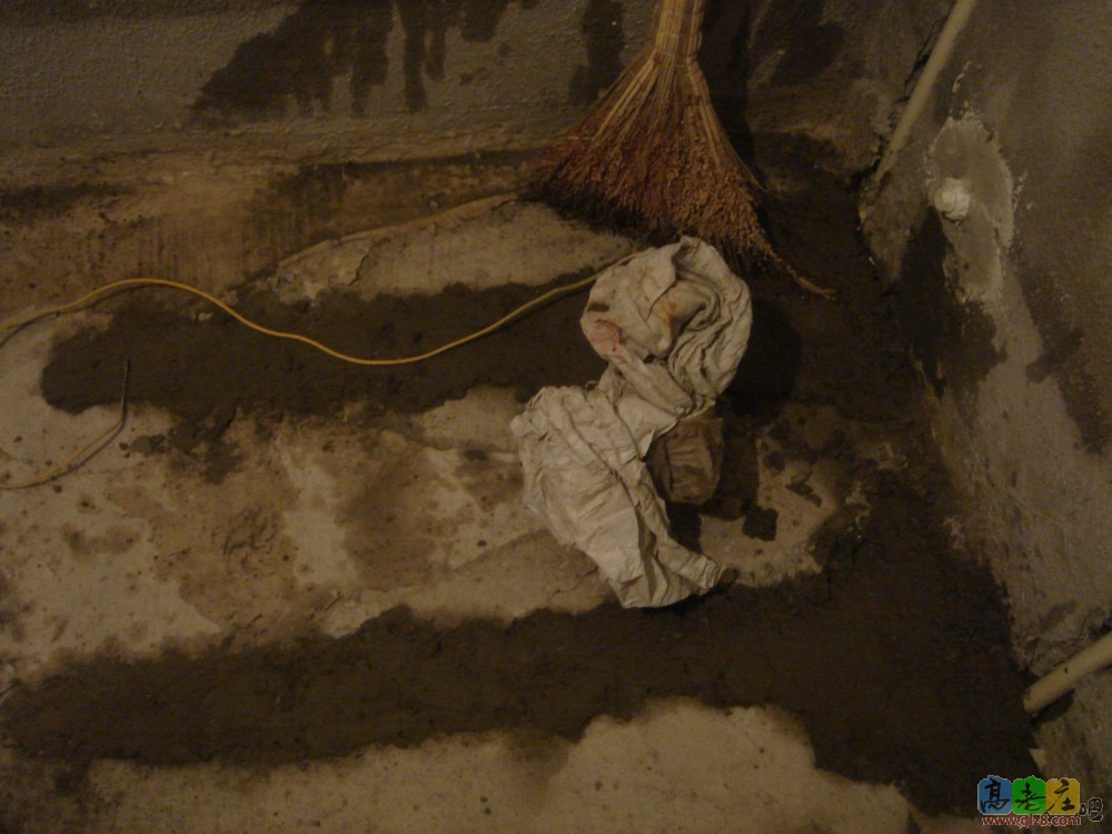 伟星师傅帮忙给封了暖气工人遗留下的大洞