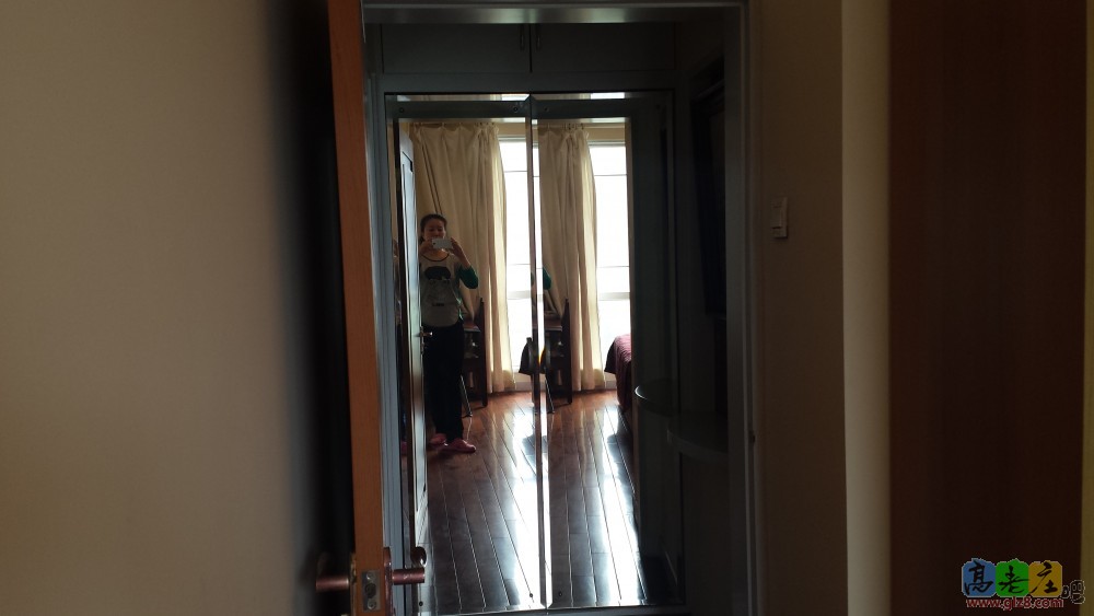 主卧北侧门口的镜子