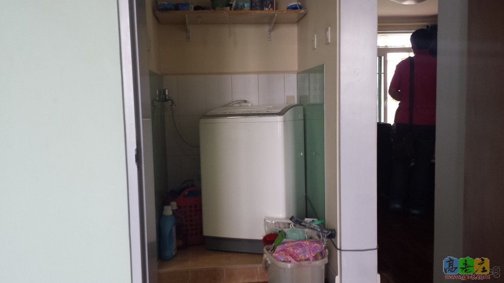 卫生间门口洗衣机位