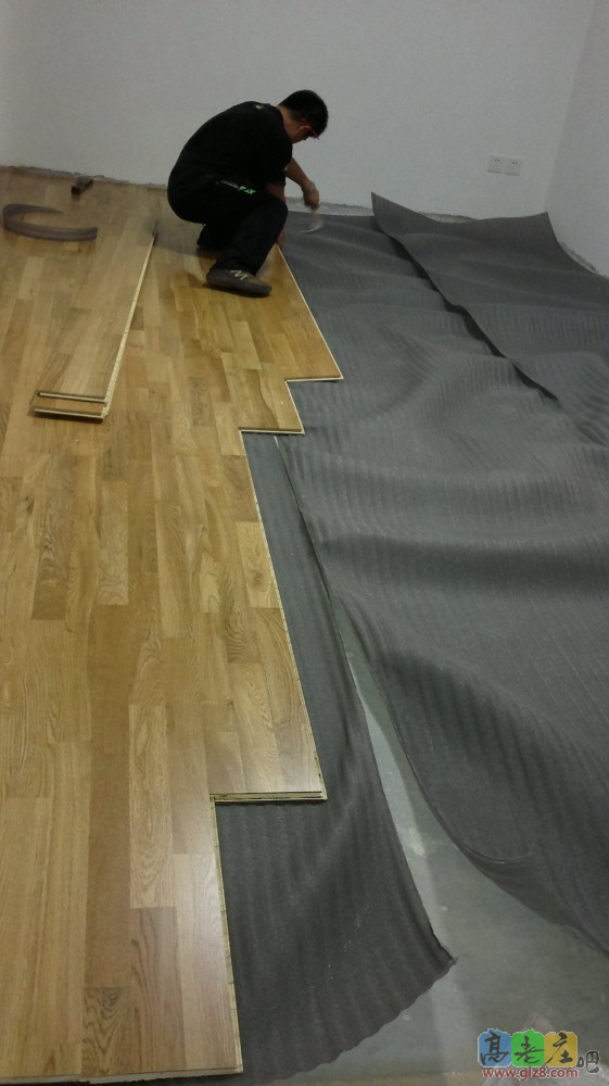 小江师傅正在忙。小伙子干活挺认真的。人也实在。