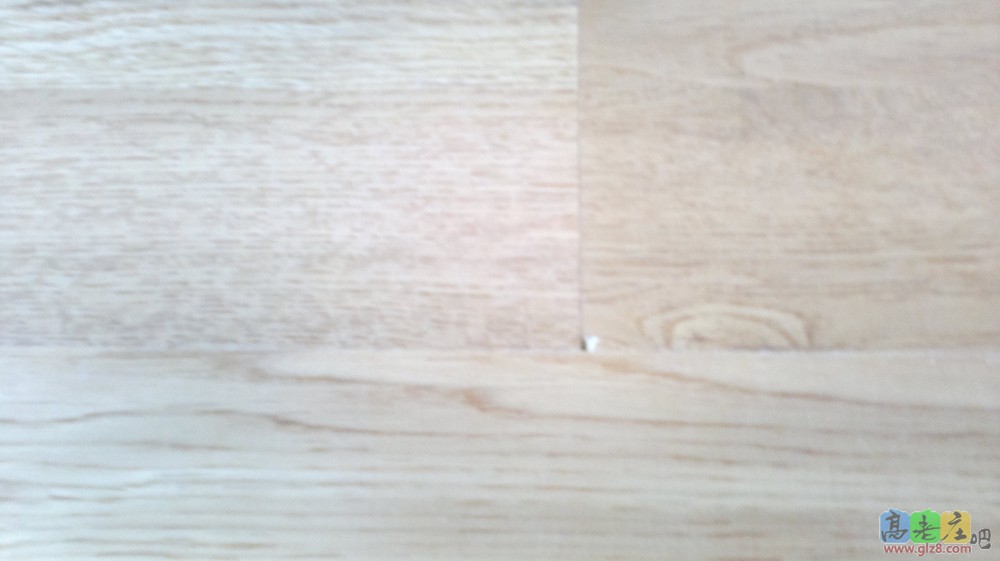 今天打扫卫生看见次卧有块地板缺了点留下个小洞。近看挺难看的怎么能修好呀？