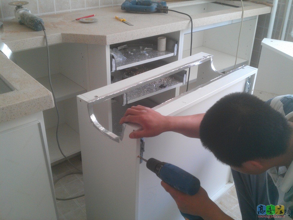 为烟管开槽，因为吊顶太薄，烟管挤不进去