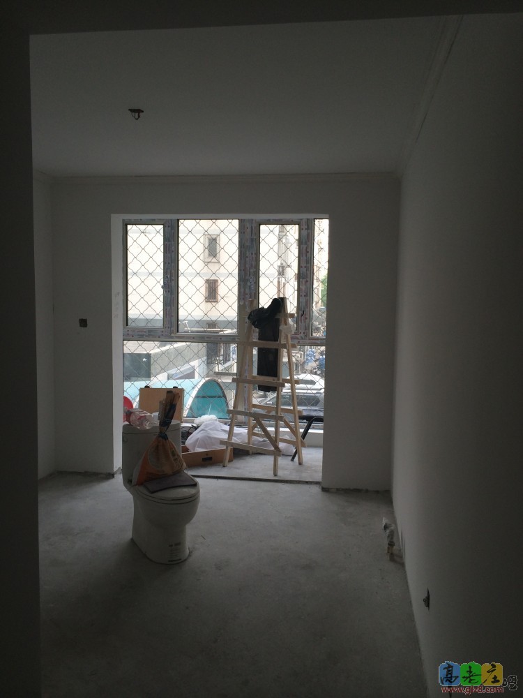 这是进门位置看的效果，如果站屋里看，阳台正中间一扇窗户，大家看看别扭不别扭。