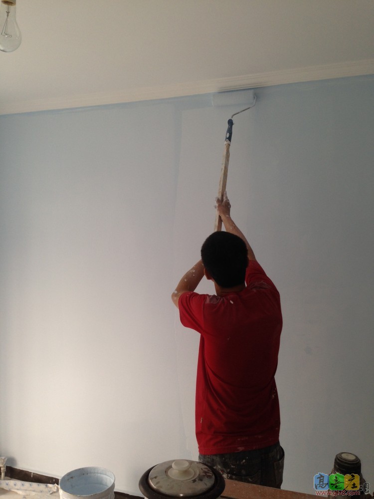 正在刷油漆的张师傅