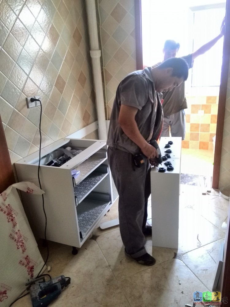 王师傅手脚麻利，安装细致