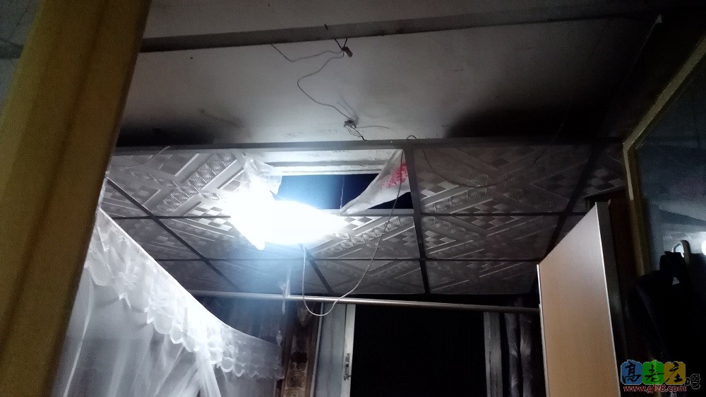 南面外搭的顶棚塌了一部分