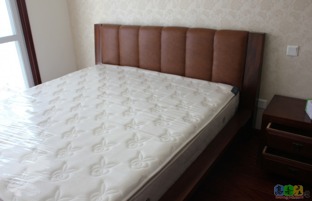 这个是我从家这边万家灯火淘的胡桃木床2600才挺喜欢的