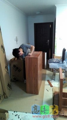 客厅的安装小师傅