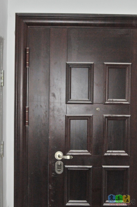 邻居的门两千多