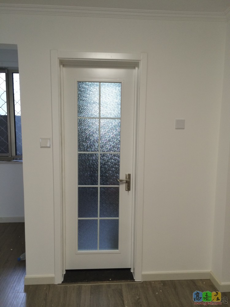 这是客厅里厨房门口