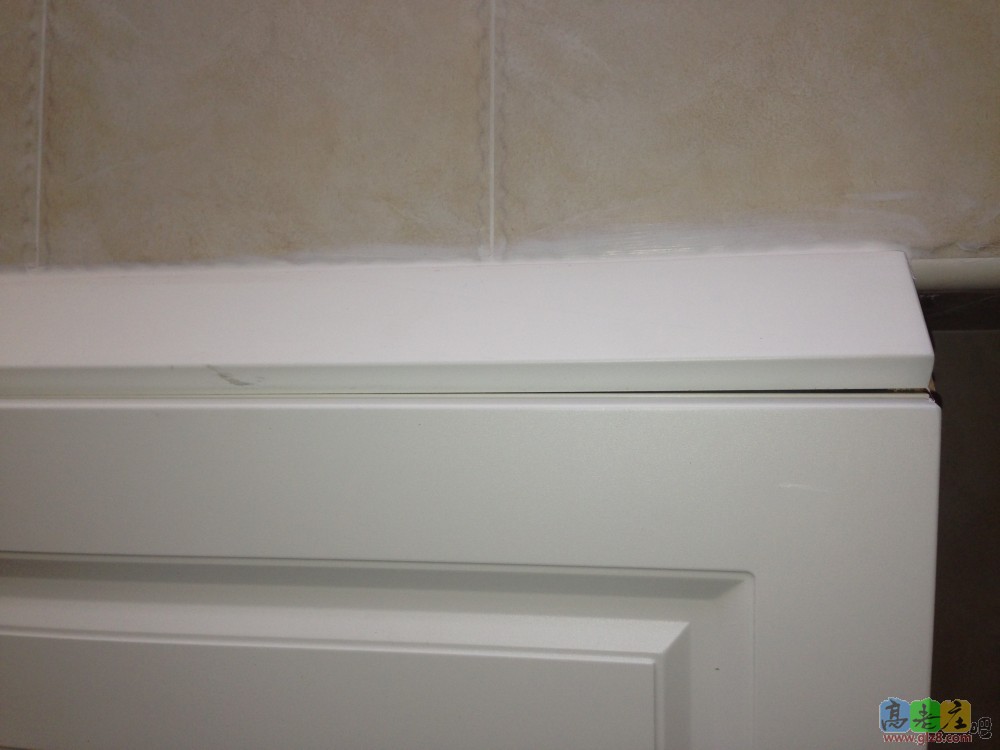 我家墙体不直，这个是安装完橱柜后加在侧面的挡板，但是粘的歪了，而且只在瓷砖一面打胶了，和柜体衔接一面没有打胶。