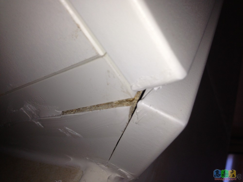 这个还是刚才那个位置从下面照的，师傅很细心给堵了一块三角板，但是也是干到八点，可能太累了，粘的歪了，而且胶嘛，麻烦一木缘的客服看一下吧。